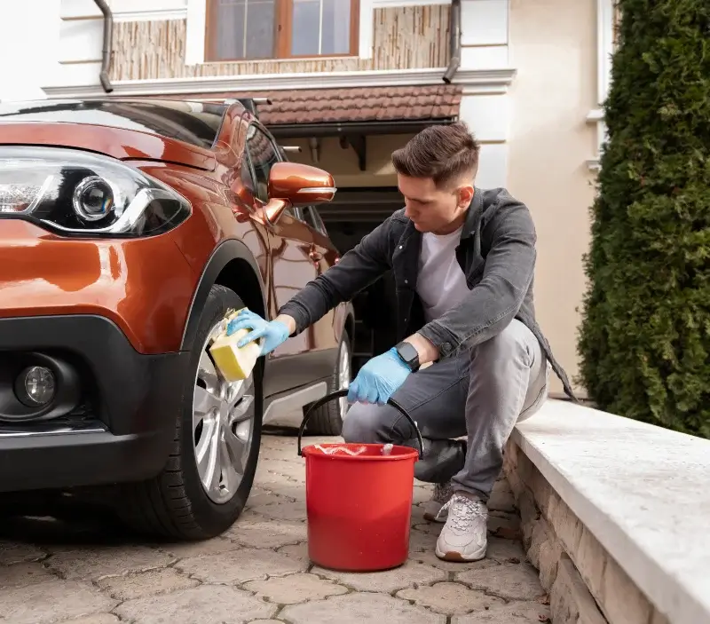 Lavage auto à domicile Bitschwiller-lès-Thann : professionnel intervenant sur un véhicule